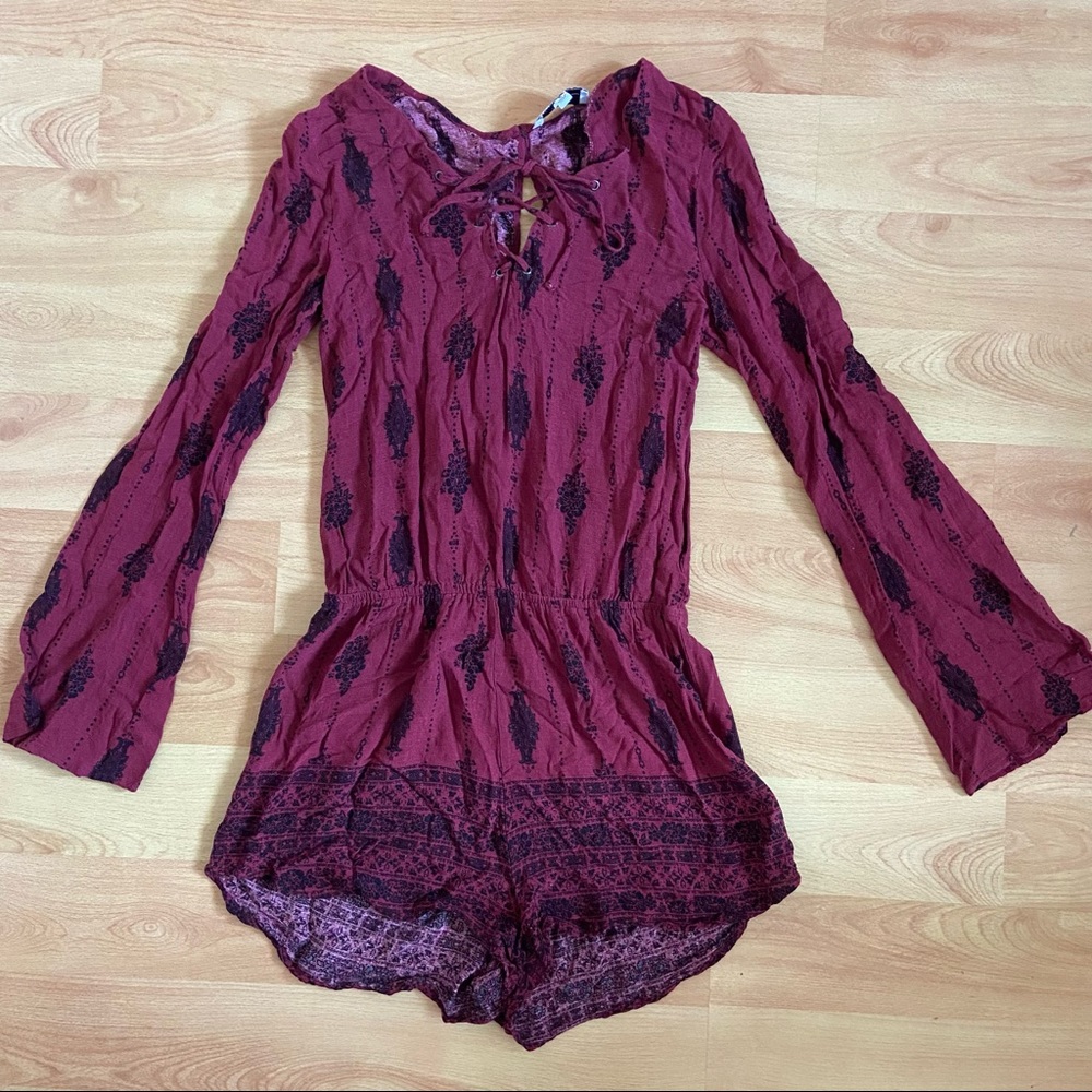 Kendall & kylie × Pacsun
Maroon long sleeved Aztec print romper / jumpsuit